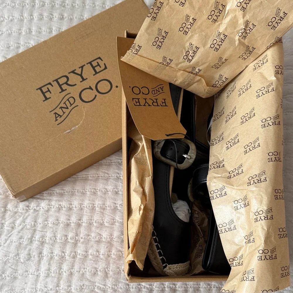 Frye Black Leather Buckle Mary Jane's 8 NWT & Box - Picture 5 of 5